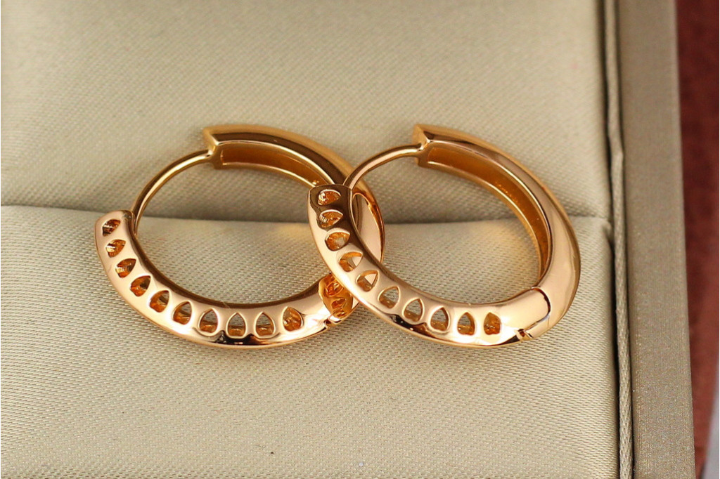 Серьги Xuping Jewelry две половинки одна гладкая вторая с резными сердечками 2.2 см золотистые