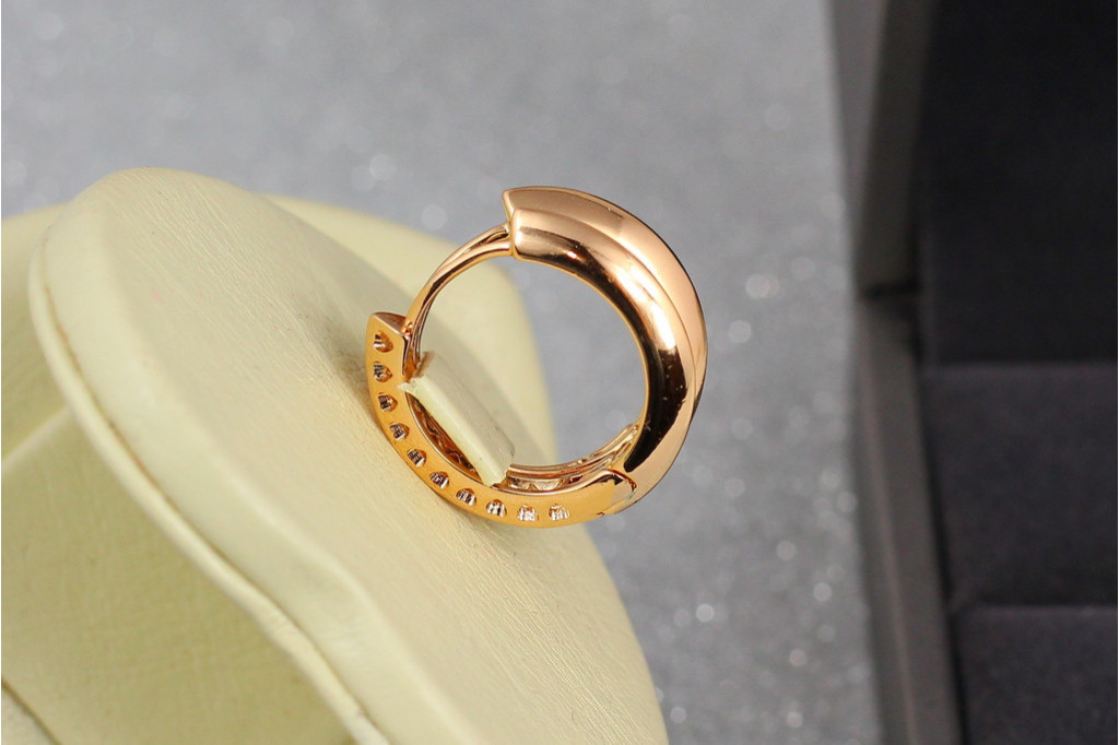 Серьги Xuping Jewelry две половинки одна гладкая вторая с резными сердечками 2.2 см золотистые