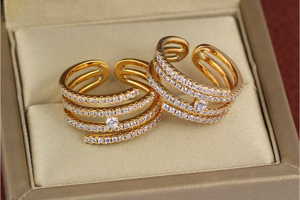 Кільце Xuping Jewelry розсувне чотири доріжки з камінчиків і камінчик по центру р 18 золотисте