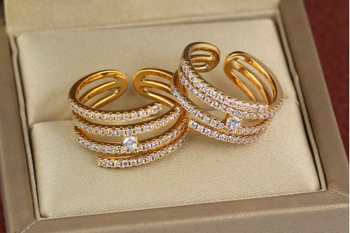 Кільце Xuping Jewelry розсувне чотири доріжки з камінчиків і камінчик по центру р 16 і більше золотисте