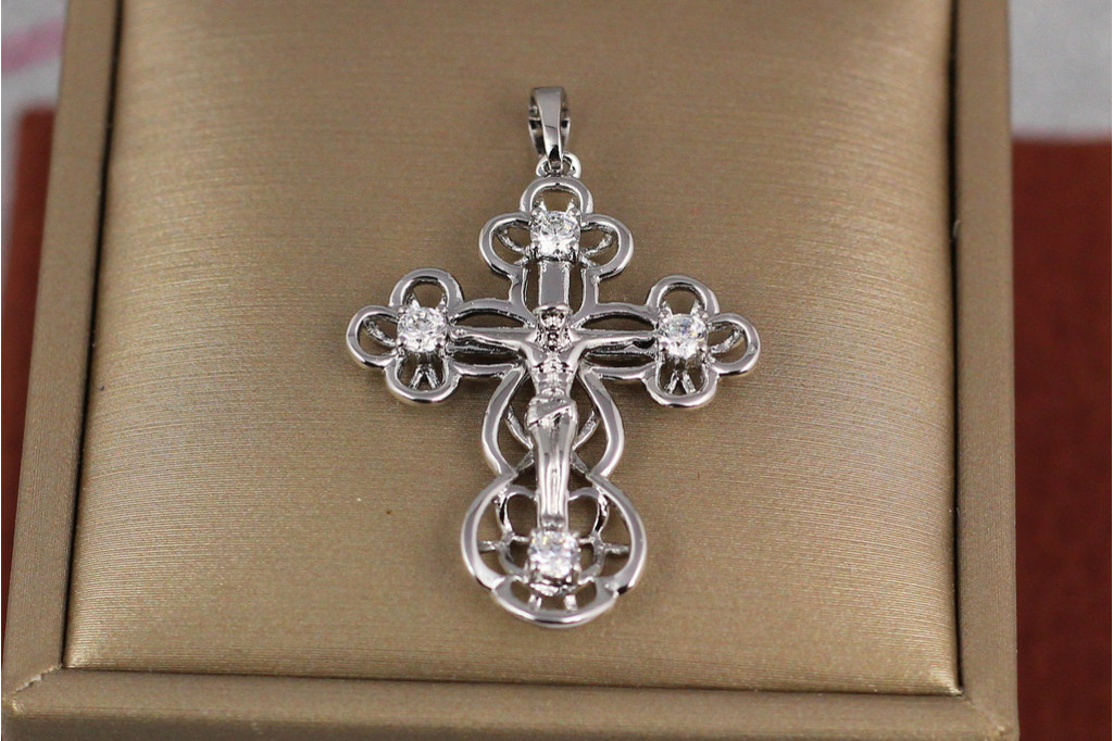 Крестик Xuping Jewelry с распятием на концах по три кольца с камнями в середине 3.5 см  серебристый