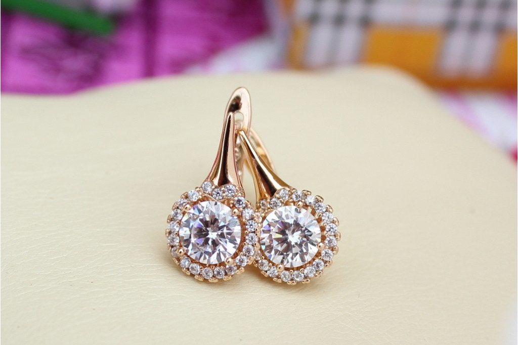 Серьги Xuping Jewelry белый камень в ободке из мелких фианитов 1,6 см золотистые