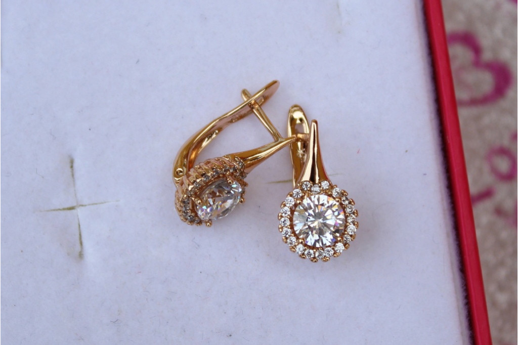 Серьги Xuping Jewelry белый камень в ободке из мелких фианитов 1,6 см золотистые