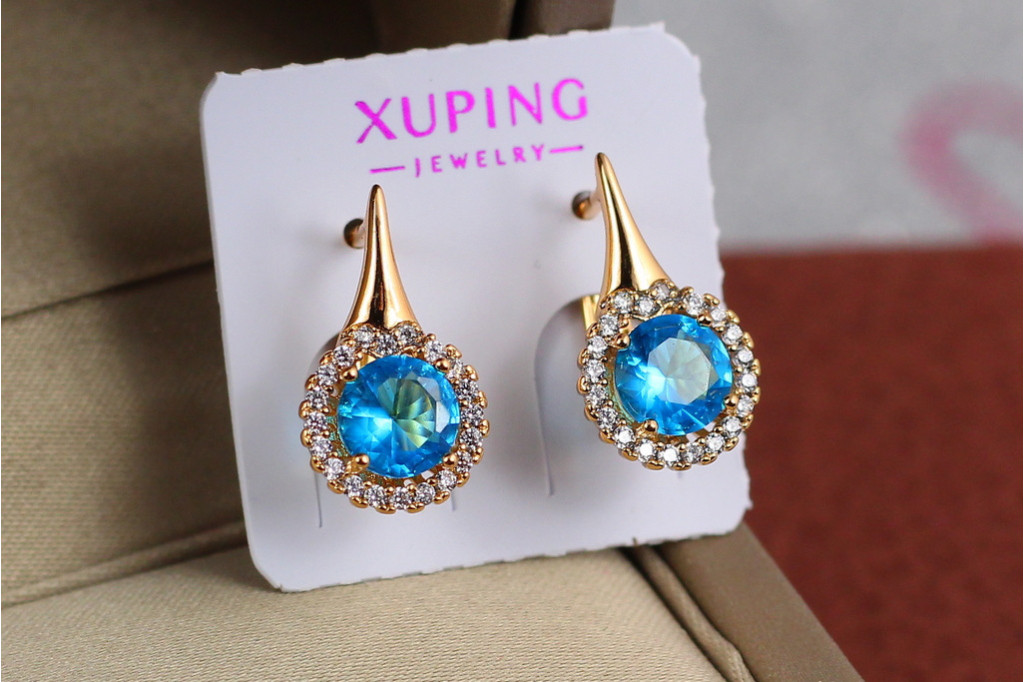 Сережки Xuping Jewelry блакитний камінь в обідку з дрібних фіанітів 1,6 см золотисті