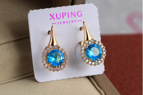 Сережки Xuping Jewelry блакитний камінь в обідку з дрібних фіанітів 1,6 см золотисті