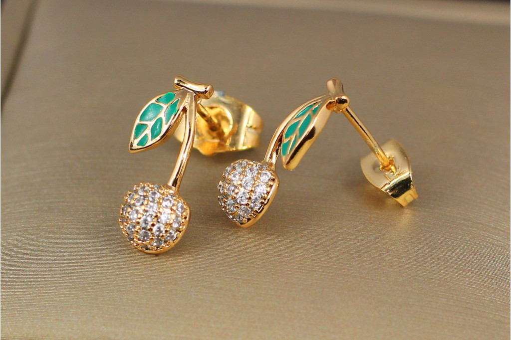 Серьги гвоздики Xuping Jewelry вишенка с зеленым листочком 1,5 см золотистые