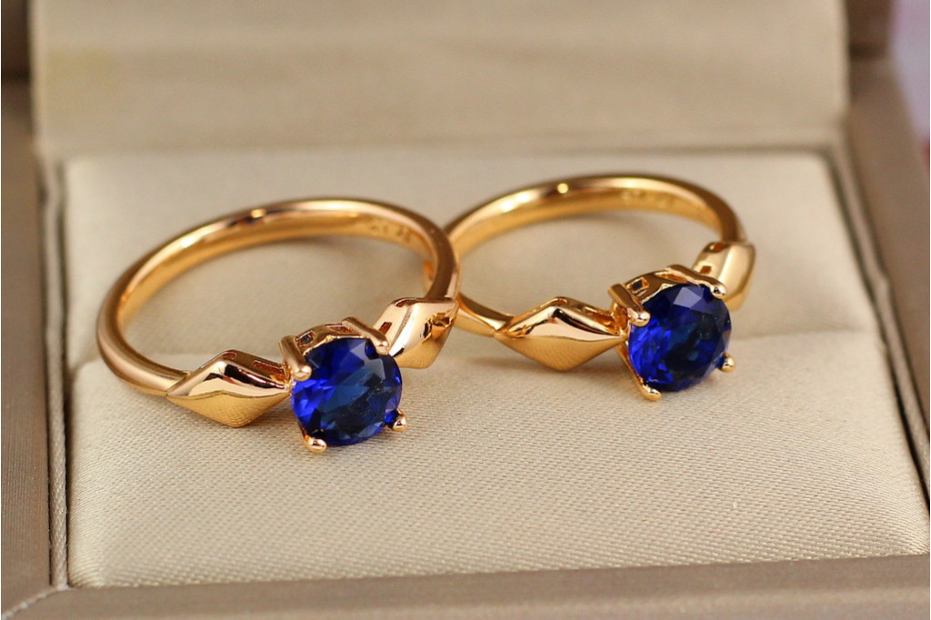 Кольцо Xuping Jewelry с синим камнем и ромбами по бокам р 16 золотистое