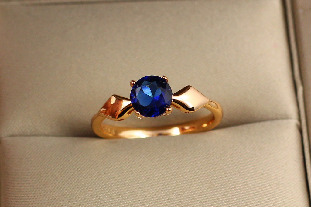 Кольцо Xuping Jewelry с синим камнем и ромбами по бокам р 17 золотистое