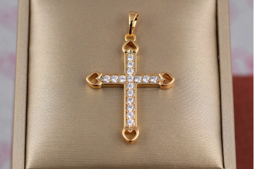 Крестик Xuping Jewelry с камнями и сердечками по бокам 3 см золотистый