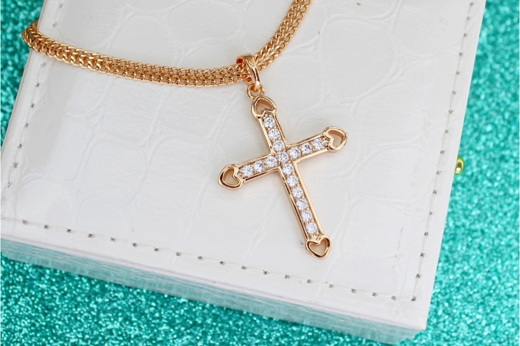 Крестик Xuping Jewelry с камнями и сердечками по бокам 3 см золотистый
