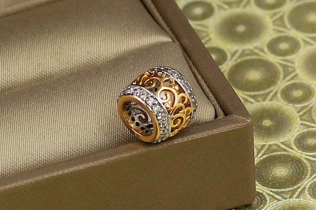 Кулон  шарм Xuping Jewelry ажурный узор с родием и фианитами по бокам 8 мм золотистый