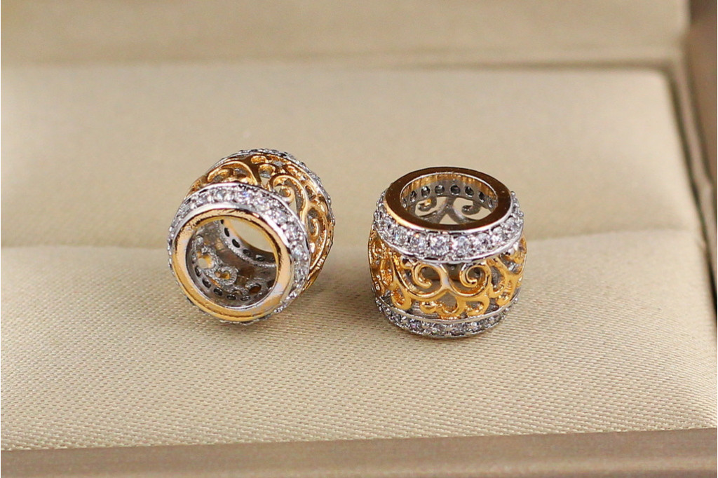 Кулон  шарм Xuping Jewelry ажурный узор с родием и фианитами по бокам 8 мм золотистый