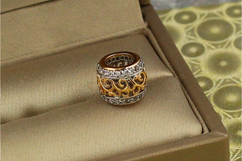 Кулон  шарм Xuping Jewelry ажурный узор с родием и фианитами по бокам 8 мм золотистый