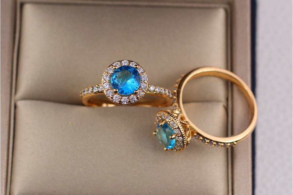 Кольцо Xuping Jewelry голубой камень с мелкими фианитами по кругу р 19 золотистое