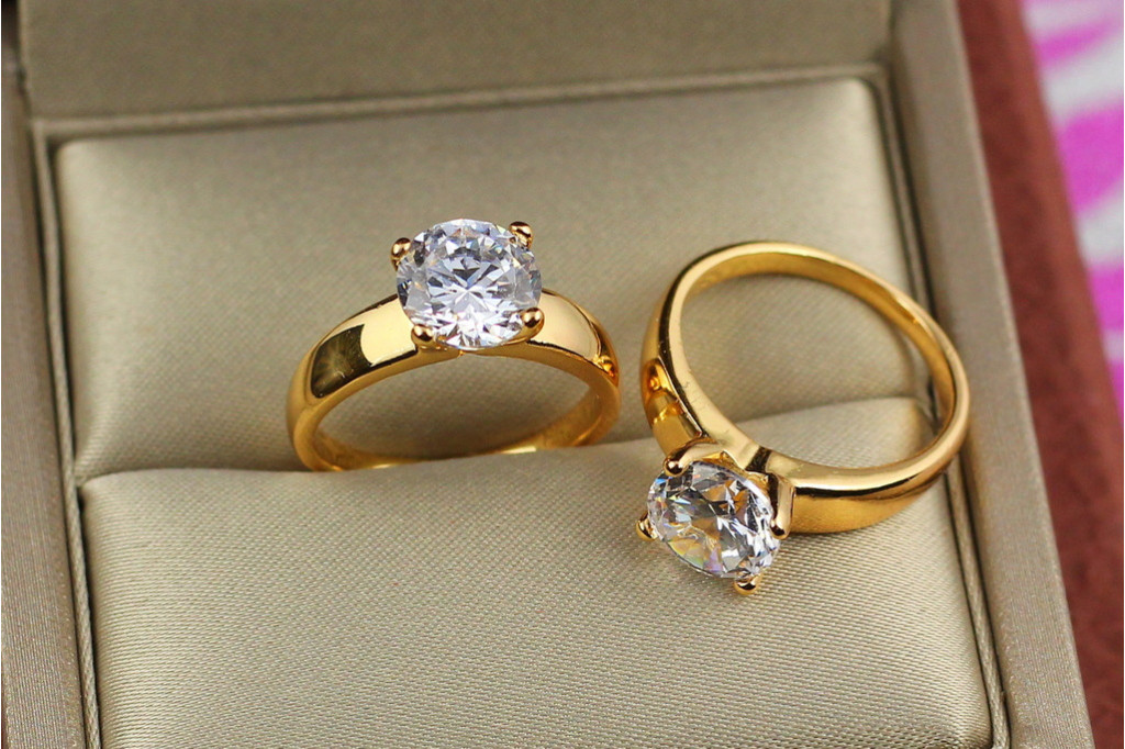Кольцо Xuping Jewelry широкое гладкое с белым камнем 7 мм  р 16  золотистое