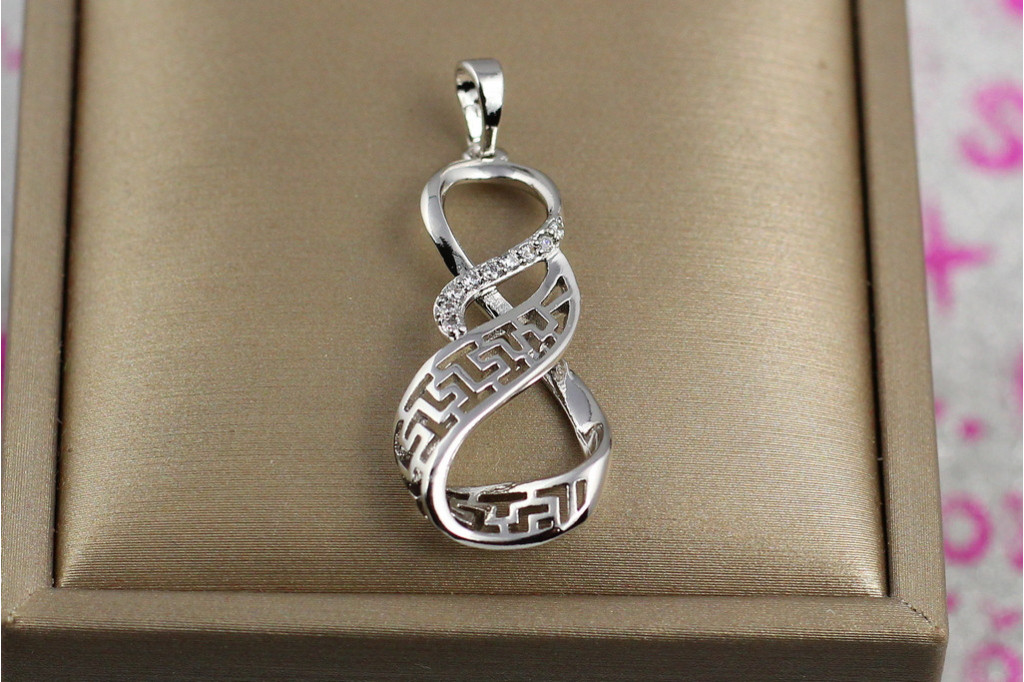 Кулон Xuping Jewelry восьмерка с греческим узором 3 см серебристый