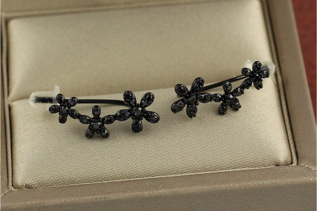 Серьги каффы Xuping Jewelry три цветочка  2 см с покрытием блэк ган  черные