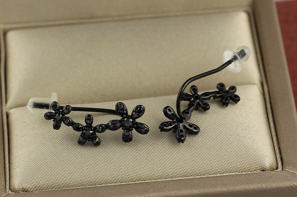 Серьги каффы Xuping Jewelry три цветочка  2 см с покрытием блэк ган  черные