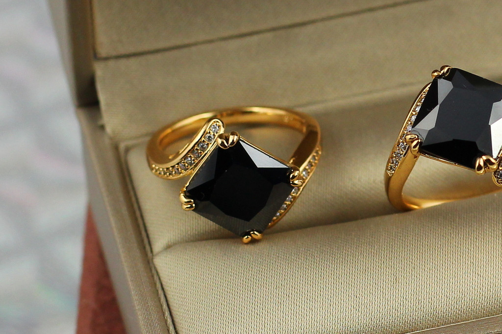 Кільце Xuping Jewelry чорний квадрат р 17 золотисте