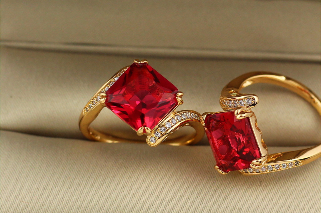 Кільце Xuping Jewelry червоний квадрат р 18 золотисте