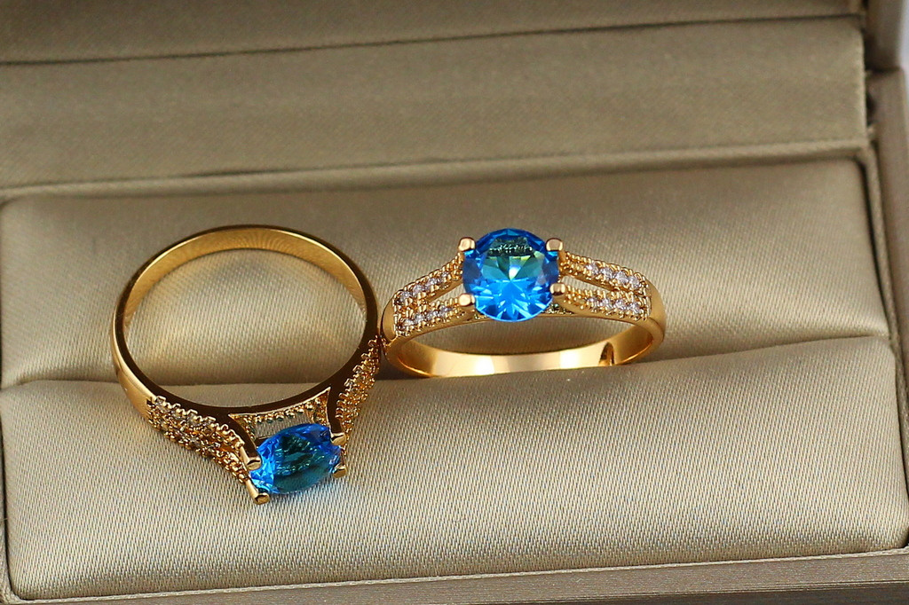 Кольцо Xuping Jewelry с голубым камнем на ножке из двух дорожек с камешками р 20 золотистое