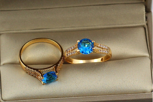 Кольцо Xuping Jewelry с голубым камнем на ножке из двух дорожек с камешками р 17 золотистое