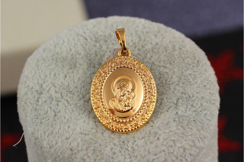 Ладанка Xuping Jewelry овальная Мария с младенцем 2.5 см золотистая