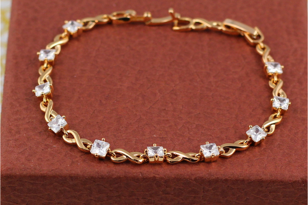 Браслет Xuping Jewelry восьмерки с белыми квадратными камнями по всей длине 17 см  5 мм золотистый
