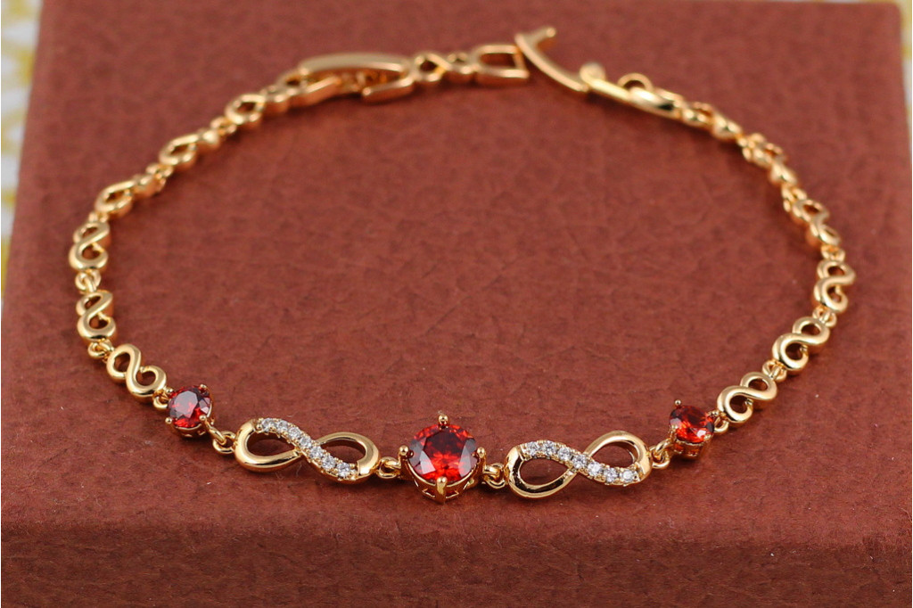 Браслет Xuping Jewelry вісімки з трьома круглими червоними каменями по центру 17 см золотистий