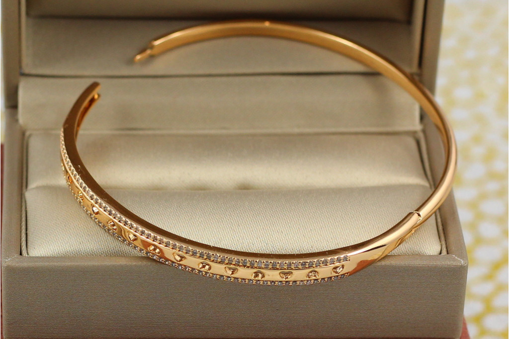 Браслет бенгл Xuping Jewelry зі сквозними серечками 60 мм 5 мм на руку від 16см до19 см золотистий