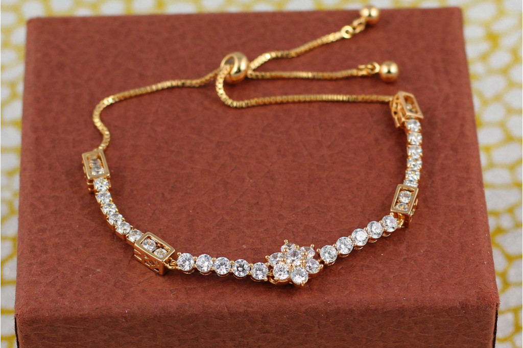 Браслет Xuping Jewelry вагончики из камешков и цветочком по центру на бегунке регулируемый золотистый