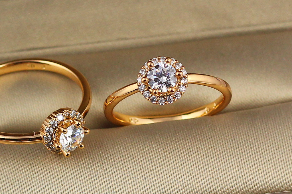 Кольцо Xuping Jewelry с белым камнем 5 мм на шесть креплений  в кругу камешков р 19 золотистое