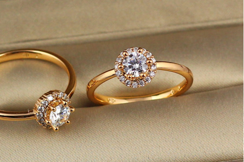 Кольцо Xuping Jewelry с белым камнем 5 мм на шесть креплений  в кругу камешков р 19 золотистое
