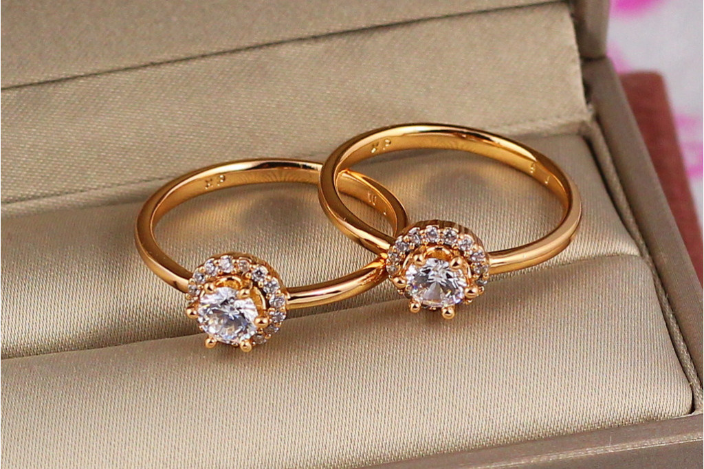 Кольцо Xuping Jewelry с белым камнем 5 мм на шесть креплений  в кругу камешков р 19 золотистое