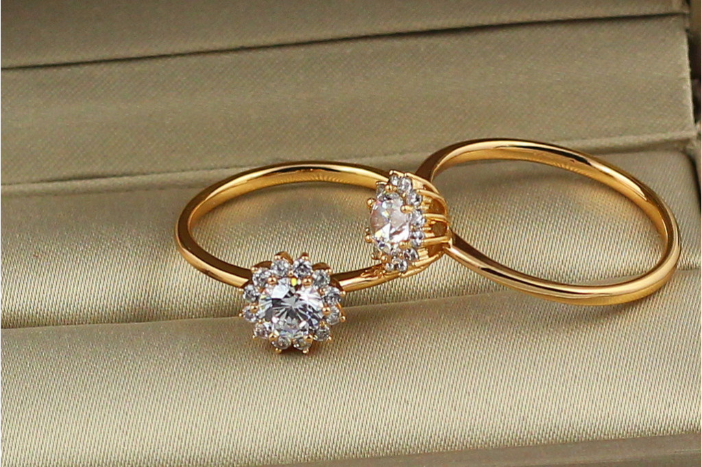 Кольцо Xuping Jewelry нежность с белым камнем  р 21 золотистое