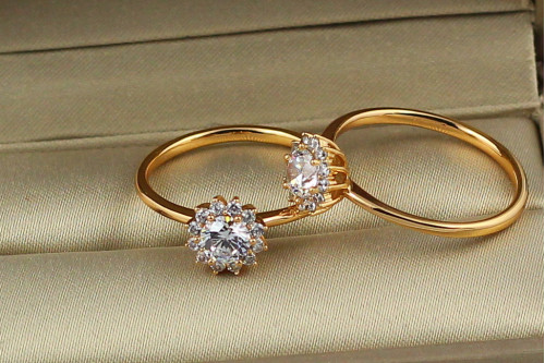 Кольцо Xuping Jewelry нежность с белым камнем  р 21 золотистое