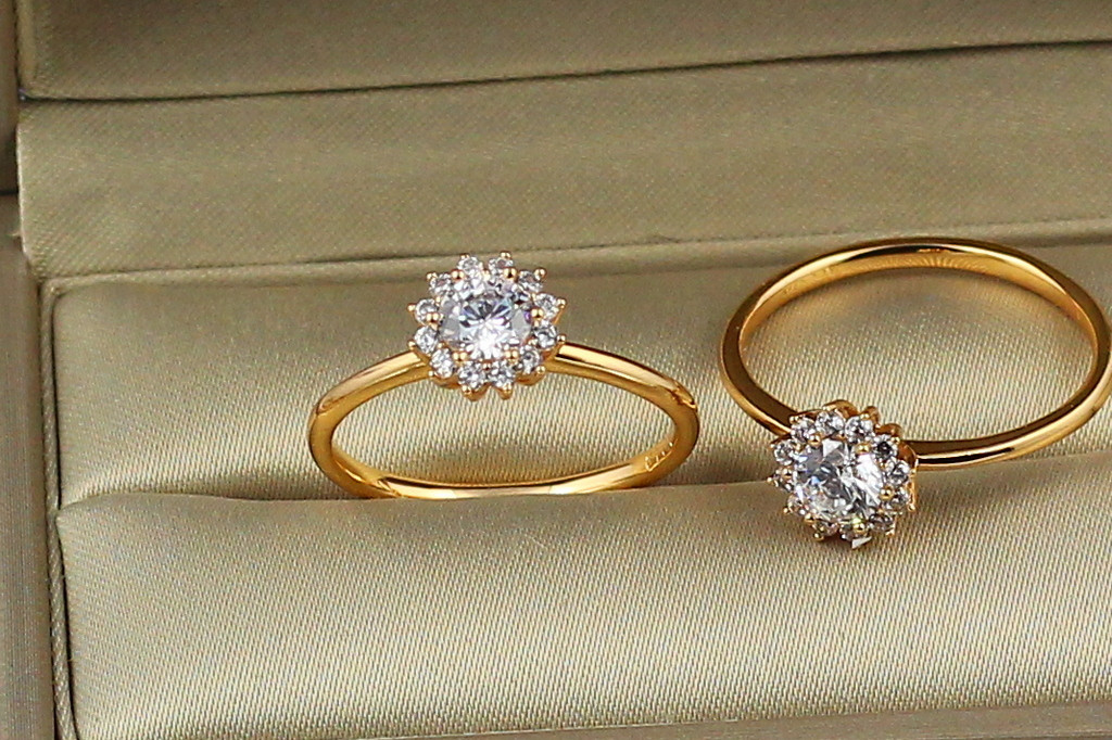 Кольцо Xuping Jewelry нежность с белым камнем  р 21 золотистое