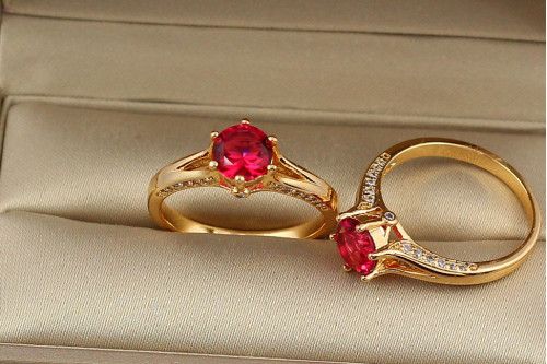 Кільце Xuping Jewelry малиновий камінь 8 мм на шість кріплень р 18 золотисте