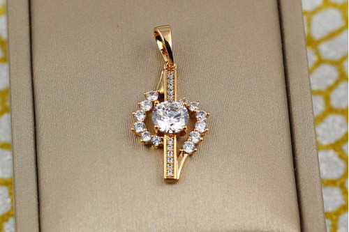 Кулон Xuping Jewelry скрипичный ключ с белым камнем в середине 2.2 см золотистый