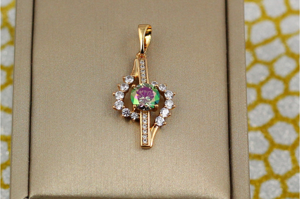Кулон Xuping Jewelry скрипичный ключ с камнем зеленый хамелеон в середине 2.2 см золотистый