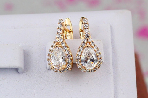 Сережки Xuping Jewelry маленька біла крапля в обідку з камінців 1.7 см золотисті