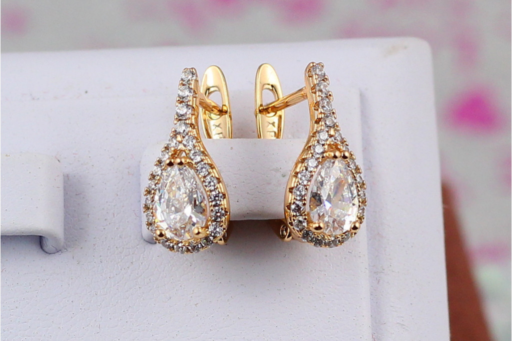 Сережки Xuping Jewelry маленька біла крапля в обідку з камінців 1.7 см золотисті