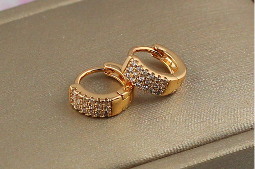 Серьги Xuping Jewelry колечки с тремя дорожками из камней 1 см  золотистые