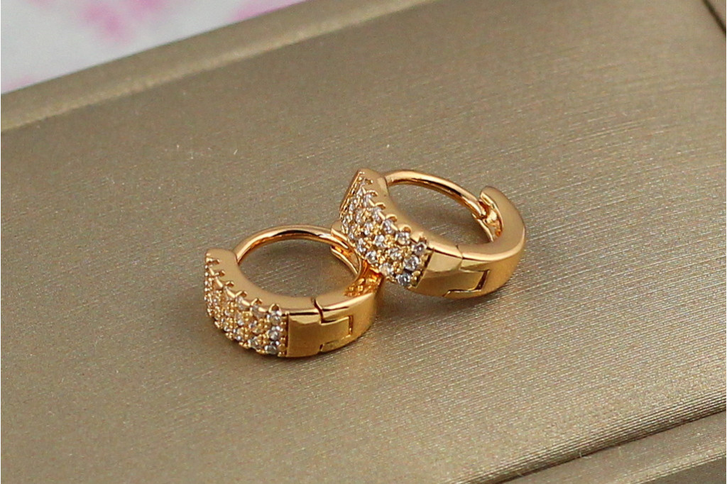 Серьги Xuping Jewelry колечки с тремя дорожками из камней 1 см  золотистые