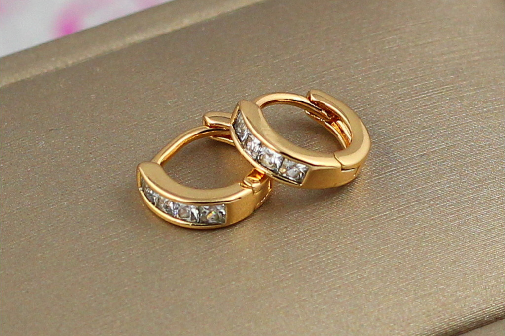 Серьги Xuping Jewelry колечки с дорожкой из квадратных камней 1 см  золотистые
