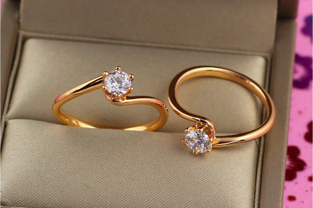 Кольцо Xuping Jewelry тонкое выгнутые бока с камнем р 18  золотистое