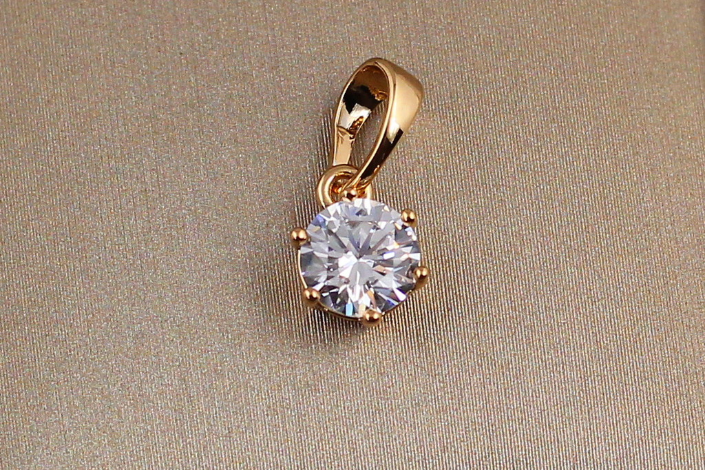 Кулон Xuping Jewelry белый камень на шесть креплений 7 мм золотистый