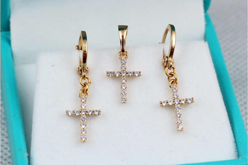 Набор Xuping Jewelry серьги с кулоном подвески крестики из фианитов золотистый