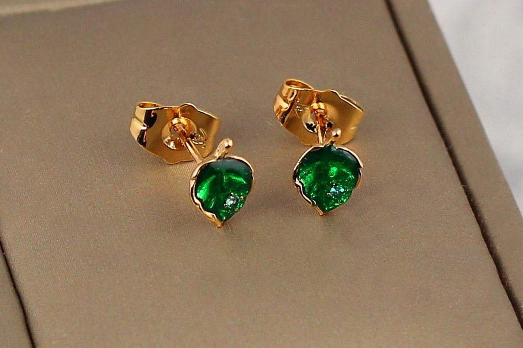 Серьги гвоздики  Xuping Jewelry зеленый листочек с капелькой 9 мм золотистые