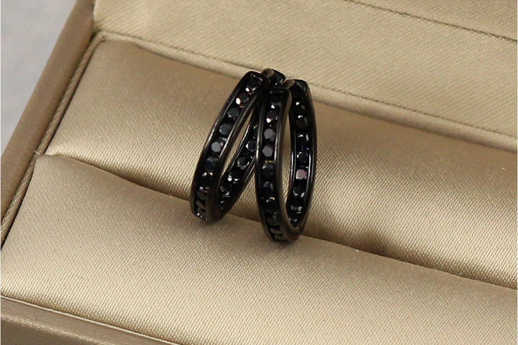 Серьги Xuping Jewelry одна дорожка с камнями бортики по краям с покрытием блэк ган 1,7 см черные
